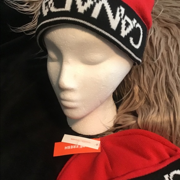 Brand new woollen hats with CANADA 🇨🇦 never worn - Picture 5 of 16